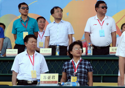 副校长、校体育代表团团长闫桂琴在开幕式主席台上