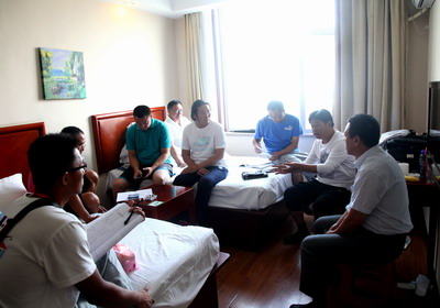 赛中我校团部成员召开比赛安排部署会