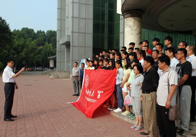 校党委副书记王心平为代表团送行动员讲话