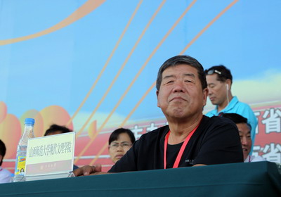 3.现代文理学院院长毕润成在开幕式主席台上