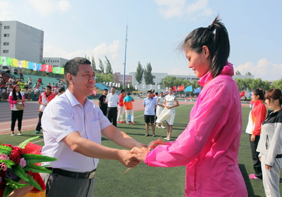 德赢vwin体育官网院长代表团副团长郑旗为我校队员颁奖