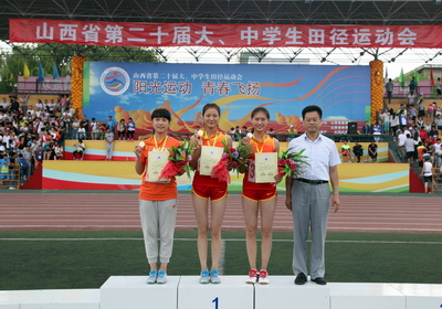 现代文理学院副院长、代表团团长吉安平同我校包揽独立学院组女子跳远前三名队员合影