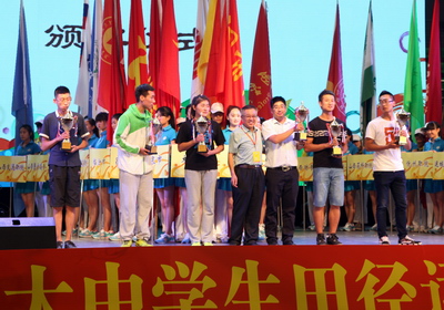 独立学院团体奖杯领取中(左3)