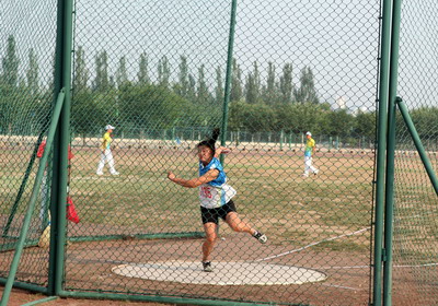 我校体育院系组宋艳霞获女子铁饼比赛冠军