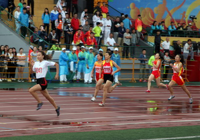 我校独立学院组赵江红同学获100米、200米、4×100米、4×400米四块金牌