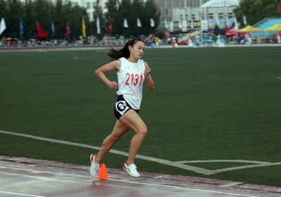 我校体育院系龙俊荣同学获800米、1500米、4×400米三块金牌