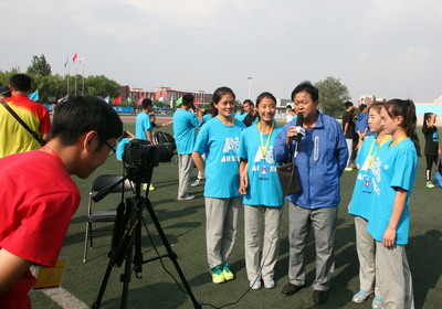 我校体育院系组女子获4X400接力冠军破纪录接受采访