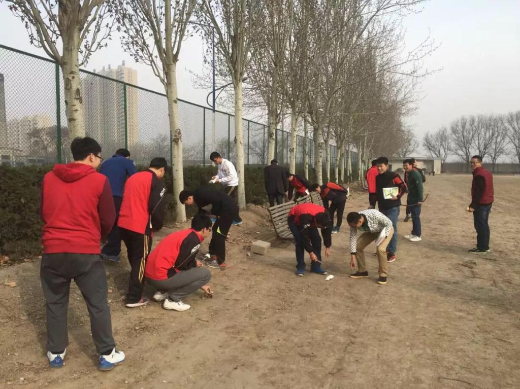 美化校园环境—为花园浇水