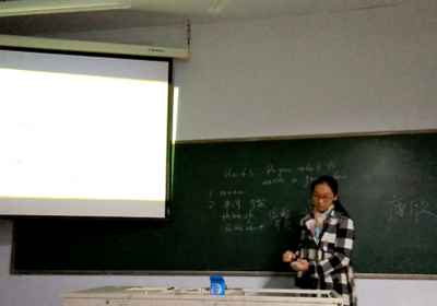 唐欣同学进行课堂教学